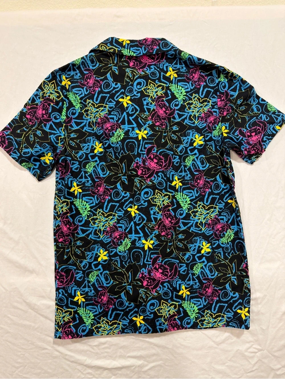 Disney Stitch Men’s short-sleeve Hawaiian shirt black neon floral print Size XS